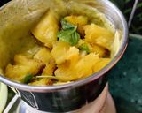 A picture of step 3 of Pineapple Shake.
