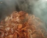 Foto del paso 3 de la receta Guiso de patatas con calamar, alcachofas y habitas tiernas