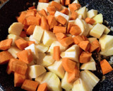 Foto del paso 3 de la receta: Guiso de carne molida, papas y zanahorias