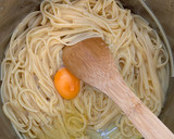 Foto del paso 1 de la receta: Tallarines con huevos y perejil