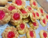 Foto langkah ke 5 dari resep Strawberry Thumbprint.