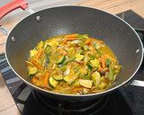 Foto del paso 5 de la receta: Noodles de arroz con setas y verduras en salsa de soja y especias Ras el Hanout