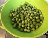 Une image de l'étape 1 de Sundakai aux tomates et épices indiennes.