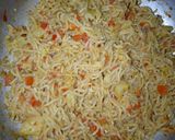 A picture of step 2 of Omelette indomie noodle.