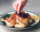 Foto del paso 3 de la receta: Pollo asado al horno dorado crujiente al limón