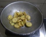 A picture of step 4 of Honey chilli banana.