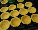 Foto langkah ke 5 dari resep Pie Susu Toping Kurma.