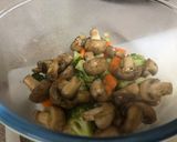 A picture of step 4 of Broccoli Carrot Mushroom Salad with Halloumi Cheese.
