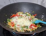 Foto langkah ke 4 dari resep Baked Chicken with Mushrooms, Spinach & Red Bell Pepper.