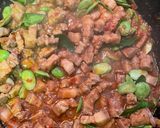 รูปขั้นตอนการทำที่ 4 ของ หมูสามชั้นผัดสะตอกะปิ