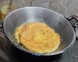 Foto langkah ke 3 dari resep Telur dadar daun bawang kornet.