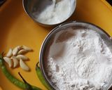 A picture of step 1 of Rice flour Ukadpendi.