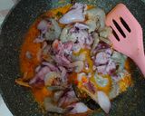 Foto langkah ke 2 dari resep Udang cumi bumbu pedas.