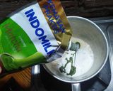 Foto langkah ke 2 dari resep Puding Matcha Biskuit.