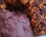 Foto del paso 5 de la receta: Galletas de Avena y Pasas con Baño de Chocolate