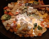 Csirkés, zöldséges tészta tejszínnel, sajttal 🥦🧄🥕🧀🍜 recept fázis 3 fotója