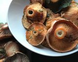 Foto del paso 1 de la receta: Rovellons y esclatasangs(Níscalos) al ajillo