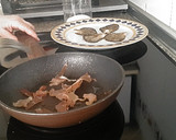 Foto del paso 3 de la receta: Ensalada templada de setas, alcachofas en escabeche y gambas