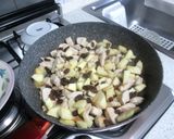 Foto del passaggio 3 della ricetta Pollo con mela uvetta e frutta secca