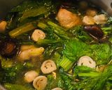 Hình bước làm 5 của món Canh Đùi Gà Nấu Nấm Và Cải Bẹ Xanh