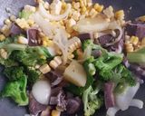 Foto langkah ke 2 dari resep Lidah sapi jagung manis dan brokoli saus tiram.