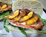 Foto del paso 5 de la receta: Panecillo de lomo, rúcula y manzana caramelizada en miel y canela