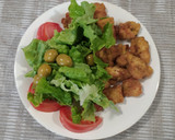 Foto del paso 3 de la receta: Pechuga de pollo a la pimienta rebozada con ensalada