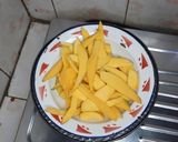 Foto langkah ke 1 dari resep Asinan Mangga Pedas Manis.
