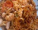 Foto langkah ke 7 dari resep Mie Balado Telur Ikan.