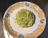 Une image de l'étape 4 de Salade de concombres et courgettes à l'oignon rouge et laitue de mer.