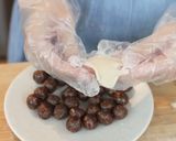 Foto langkah ke 8 dari resep Mochi Wijen Isi Kacang Devina Hermawan.