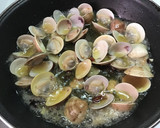 Foto del paso 2 de la receta: Gambas con chirlas al brandy de jerez