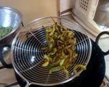 A picture of step 3 of Pyaaz Karele.