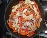 Foto del paso 3 de la receta: Vegetales salteados con pollo
