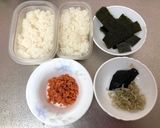A picture of step 1 of Christmas Onigiri Rice Ball Wreath.