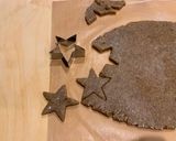 Foto del passaggio 5 della ricetta ZIMTSTERNE - Biscotti stelline di frutta secca, cannella e ghiaccia reale