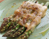 Foto del paso 5 de la receta: Espárragos con jamón y emmental gratinado