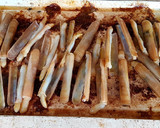 Foto del paso 2 de la receta: Canyuts (navajas) a la plancha con aceite de gambas