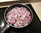 Foto del paso 1 de la receta: Guisantes con cebolla y albóndigas