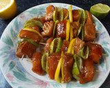 Foto del paso 2 de la receta: Brochetas de salmón con tamari y salsa de ostras