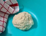 Foto del paso 3 de la receta: Palitos de ajo con salame y queso