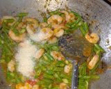 Foto langkah ke 4 dari resep Tumis pare udang.