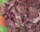 Hình bước làm 2 của món Bông cải xào cật,tim heo