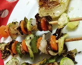 Foto del paso 4 de la receta: Brochetas de verduras al horno con papas asadas