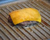 Tojásos-baconös sajtburger 🥚🥓🍔 recept fázis 6 fotója