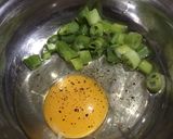 Foto langkah ke 1 dari resep Bekal sekolah simpel : telor gulung sosis abon.
