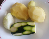 Foto del paso 1 de la receta: Tortilla de patatas, calabacín y rulo de cabra