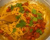Foto del passaggio 3 della ricetta Spaghetti in padella 83 datterino e acciughe salate
