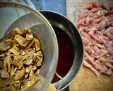 Foto del paso 3 de la receta: Pularda en salsa de setas y sabor Cookpad con patatas baby