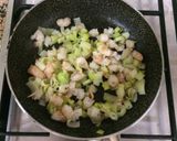 Foto del paso 6 de la receta Pizza de gambas y puerro con base de coliflor